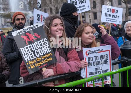 Londres, Royaume-Uni. 6th mars 2022. Les intervenants d'un rassemblement organisé par Stop the War & CND à Trafalgar Square appellent à un cessez-le-feu immédiat en Ukraine et au retrait de toutes les troupes russes. Ils prédisent qu'une guerre nucléaire serait désastreuse pour tout le monde, Et a appelé à la fin de 30 années de provocation de la part des États-Unis et de l’OTAN, dans lesquelles la Grande-Bretagne a joué un rôle de premier plan, en parlant de guerre, en dénonçant la démocratie, en déployant un soutien militaire aux pays voisins de la Russie et en général en échouant à agir dans n’importe quelle guerre pour encourager la paix mondiale. Peter Marshall/Alay Live News Banque D'Images