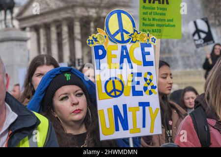 Londres, Royaume-Uni. 6th mars 2022. Les intervenants d'un rassemblement organisé par Stop the War & CND à Trafalgar Square appellent à un cessez-le-feu immédiat en Ukraine et au retrait de toutes les troupes russes. Ils prédisent qu'une guerre nucléaire serait désastreuse pour tout le monde, Et a appelé à la fin de 30 années de provocation de la part des États-Unis et de l’OTAN, dans lesquelles la Grande-Bretagne a joué un rôle de premier plan, en parlant de guerre, en dénonçant la démocratie, en déployant un soutien militaire aux pays voisins de la Russie et en général en échouant à agir dans n’importe quelle guerre pour encourager la paix mondiale. Peter Marshall/Alay Live News Banque D'Images