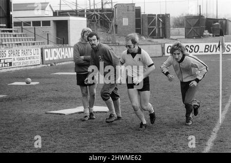 Elton John, juste de retour d'une tournée de l'Amérique, veut être un directeur de Watford FC. Il a toujours été fan et vient d'être nommé vice-président. Photographié à Watford pour rencontrer et s'entraîner avec les joueurs pour garder la forme. Son ami, Rod Stewart, a également rejoint la formation. 7th novembre 1973. Banque D'Images