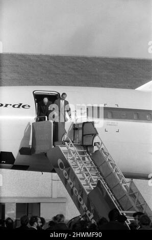 Le duc d'Édimbourg doit voler le Concorde 002 construit par les Britanniques à Mach deux - deux fois la vitesse du son - cet après-midi sur le golfe de Gascogne. Le vol avait été retardé de plus de trois heures lorsqu'une anomalie s'est développée dans le système de freinage alors que l'avion circulait en train de rouler au décollage. Les techniciens ont ensuite remplacé une vanne hydraulique. Sur la photo, le duc d'Édimbourg quitte la Concorde lorsqu'une faute a été découverte. 12th janvier 1972. Banque D'Images