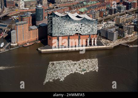 Hambourg, Allemagne. 05th mars 2022. La vue aérienne montre l'Elbphilharmonie dans le port de Hambourg. Credit: Daniel Reinhardt/dpa/Alay Live News Banque D'Images