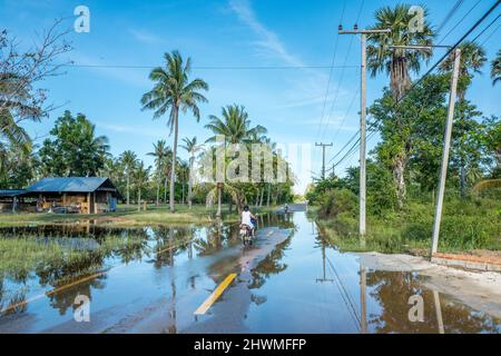 L'eau a enregistré route de campagne après la pluie dans le paysage rural près de Sam Roi Yot en Thaïlande au sud de Hua Hin Banque D'Images