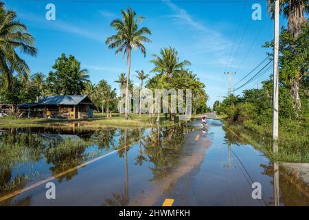 L'eau a enregistré route de campagne après la pluie dans le paysage rural près de Sam Roi Yot en Thaïlande au sud de Hua Hin Banque D'Images