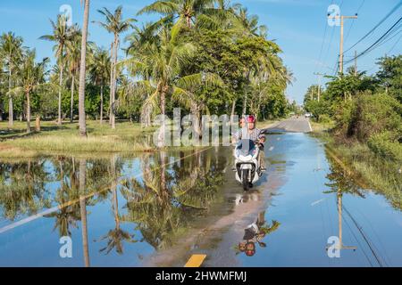 L'eau a enregistré route de campagne après la pluie dans le paysage rural près de Sam Roi Yot en Thaïlande au sud de Hua Hin Banque D'Images