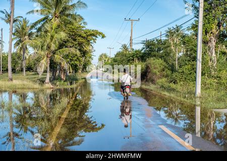 L'eau a enregistré route de campagne après la pluie dans le paysage rural près de Sam Roi Yot en Thaïlande au sud de Hua Hin Banque D'Images