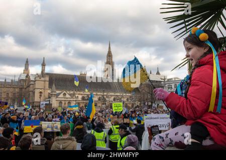 Londres, Royaume-Uni. 6th mars 2022. Des gens se sont rassemblés sur la place du Parlement pour protester contre l'invasion de l'Ukraine par la Russie et pour appeler à la fin de la guerre. Crédit : Kiki Streitberger/Alay Live News Banque D'Images