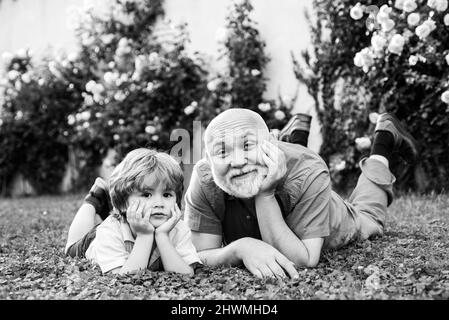 Génération d'hommes. Génération de personnes et étapes de grandir. Retraité de Grandpa. Soins de santé mode de vie familial. Grand-père avec son fils dans le parc. Banque D'Images