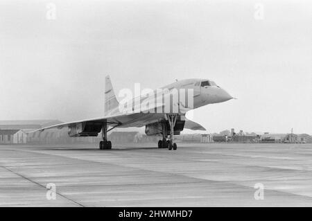 Vol d'essai du prototype 002 de la Concorde construite par les Britanniques au-dessus du golfe de Gascogne. Le vol a duré une heure et vingt-trois minutes et l'avion est allé supersonique pendant 38 minutes. Le capitaine Mark Phillips et sa fiancée, la princesse Anne, comptaient parmi les passagers du vol, dont le rêve était de voler dans l'avion. L'avion atterrit à Fairford, Gloucestershire. La photo montre : l'avion après l'atterrissage à Fairford. 23rd octobre 1973. Banque D'Images