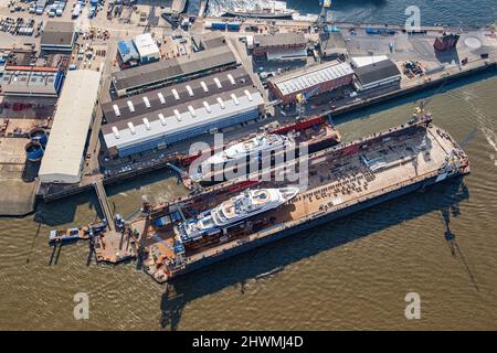 Hambourg, Allemagne. 05th mars 2022. La photo aérienne montre deux yachts sur les quais secs du chantier naval Blohm Voss dans le port de Hambourg. Credit: Daniel Reinhardt/dpa/Alay Live News Banque D'Images