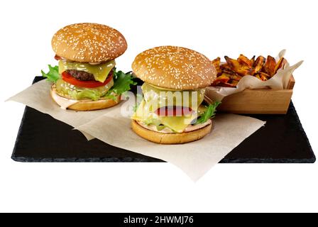 Deux gros hamburgers et patate douce isolés sur une assiette en pierre noire. Fond blanc Banque D'Images