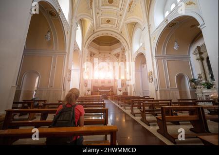 Alberobello, Puglia, Italie. Août 2021. Vue imprenable sur l'intérieur de la cathédrale Basilique des Saints Cosmas et Damian (Parrocchia Santuario Basi Banque D'Images