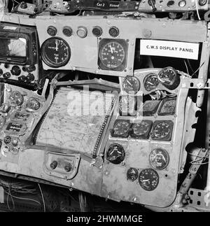 Enquête sur la catastrophe aérienne de Staines. L'épave du vol 548 de British European Airways, qui s'est écrasé près de Staines, tuant 118 personnes, a été réassemblée dans un hangar de RAE Farnborough, Hants. La Direction des enquêtes sur les accidents du ministère du Commerce et de l'Industrie a effectué des essais sur l'épave pour aider la Cour d'enquête. 17th novembre 1972. Banque D'Images