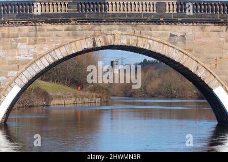 St Edward l'église du confesseur à Brotherton vue à travers l'ancien pont de l'autre côté de la rivière aire à Ferrybridge Banque D'Images