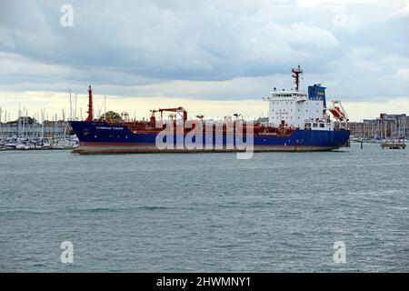 Un pétrolier, le Cumbrian Fisher, amarré à Gosport dans le Solent, au Royaume-Uni Banque D'Images