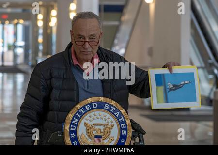 NEW YORK, NY – MARS 06: Le leader de la majorité au Sénat, le sénateur américain Chuck Schumer (D-NY) exhorte le Président Biden Administration pour le transfert de jets soviétiques appartenant à la Pologne et d'autres pays d'Europe de l'est à l'Ukraine le 6 mars 2022 à New York. Le sénateur Schumer était en appel Zoom avec le président ukrainien Zelensky le 5 mars 2022 et l'Ukraine a demandé de l'aide avec des avions de chasse. Le sénateur dit que les pilotes de la Force aérienne ukrainienne savent comment utiliser ces types de jets tout en tenant une photo de l'un d'eux. Crédit : Ron Adar/Alay Live News Banque D'Images