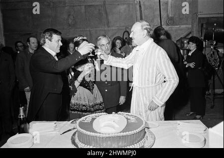 Sir Ralph Richardson célèbre son anniversaire de 70th sur le film 'A Doll's House'. Photo avec ses costars autour du gâteau, de gauche à droite, Anthony Hopkins, Claire Bloom, le producteur Hillard Elkins et Sir Ralph Richardson. Studios Elstree. 19th décembre 1972. Banque D'Images