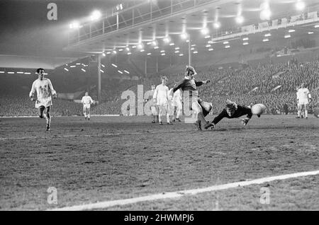 Liverpool 3-0 Bayern Munich, Inter-Cities Fairs Cup quart-finale 1st Leg Match à Anfield, mercredi 10th mars 1971. Notre photo montre ... Alun Evans, attaquant, marque 3rd buts pour Liverpool, passé le gardien de but de Bayern Sepp Maier, et termine son tour de chapeau. Banque D'Images