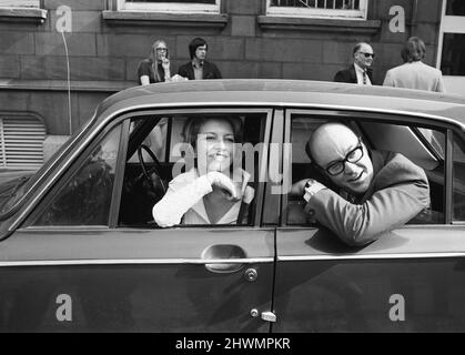 L'actrice Anne Reid épouse Peter Eckersley au bureau d'enregistrement des rangées de Jackson, à Manchester. 22nd mai 1971. Banque D'Images