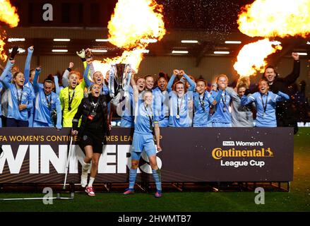 WIMBLEDON, Royaume-Uni, MARS 05 : Steph Houghton et Ellen White de Manchester City lèvent le trophée FA Women's Continental Tires League followi Banque D'Images