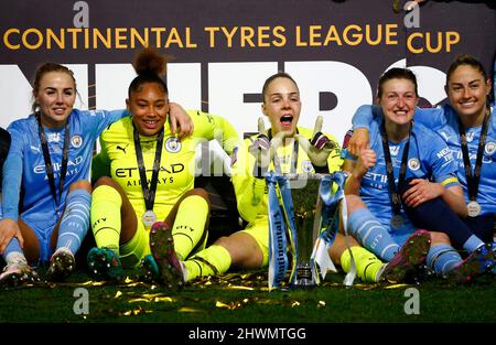 WIMBLEDON, Royaume-Uni, MARS 05: Khiara Keating (jaune) de Manchester City , Ellie Roebuck avec Trophy (jaune) FA Women's Continental tire Leagu Banque D'Images