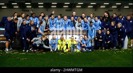 WIMBLEDON, Royaume-Uni, MARS 05 : les femmes de Manchester City lèvent le trophée de la coupe Continental Tires League après le Cu de la FA Women's Continental tire League Banque D'Images