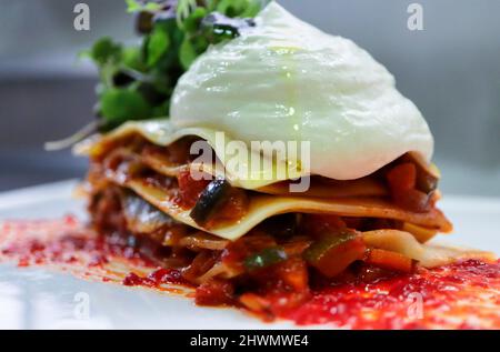 Lasagnes aux légumes avec anchois et mousse de piparra Banque D'Images