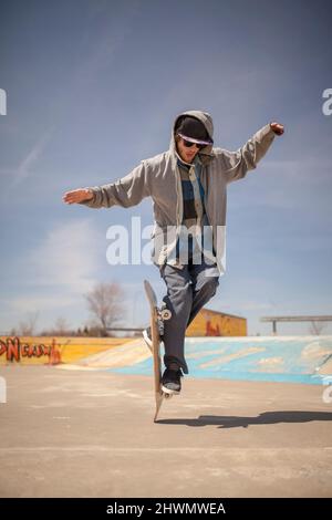 Jeunes amateurs de skateboard qui font des tours à l'ancienne Banque D'Images