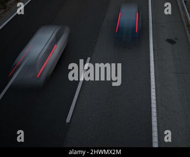 Le trafic de nuit avec des traces floues des voitures Banque D'Images