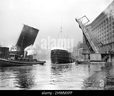 Cargo Arthur Orr et Tugboat Rita McDonald passant par State Street Bridge, Chicago, Illinois, États-Unis, Detroit Publishing Company, début des années 1900 Banque D'Images