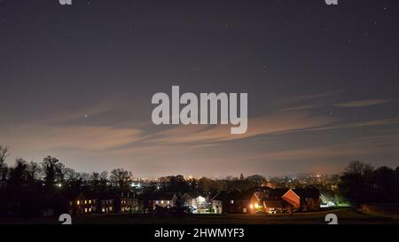 nuit étoilée avec des nuages au-dessus des maisons de banlieue Banque D'Images