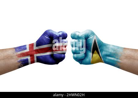 Deux mains poinçonner l'une à l'autre sur fond blanc. Drapeaux de pays peints poings, conflit concept de crise entre l'islande et sainte-lucie Banque D'Images