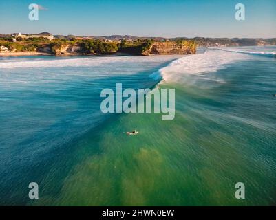 Prise de vue aérienne des grandes vagues au coucher du soleil. La plus grande vague océanique de Bali Banque D'Images