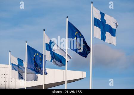 Helsinki / Finlande - 6 MARS 2022 : gros plan de cinq drapeaux agitant dans le vent. Drapeau de l'Union européenne. Drapeau de la Finlande Banque D'Images