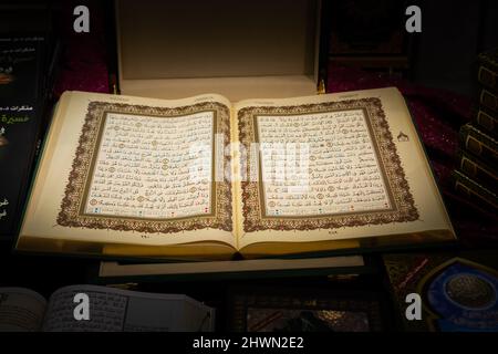 Rehal en bois avec livre Saint ouvert Quran Banque D'Images