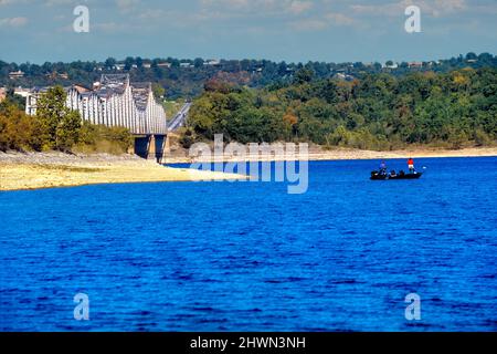 Les pêcheurs pêchent près du pont de la Highway 13 à la ville de Kimberley, sur le lac de Table Rock, dans les montagnes Ozark, à l'ouest de Branson, Missouri. Banque D'Images