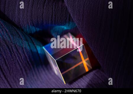 Les cubes à prisme lumineux recadent la lumière dans différentes couleurs. Banque D'Images
