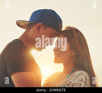 Je ne peux pas vous aider à tomber amoureux de vous. Photo courte d'un jeune couple partageant un moment intime. Banque D'Images