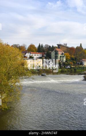 Bad Kosen, Allemagne, rivière Saale, barrage et vue sur la ville avec la construction de la Tour de graduation Banque D'Images