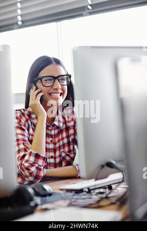 Je suis tellement enthousiaste et je ne peux pas le cacher. Photo d'un jeune designer parlant sur son téléphone. Banque D'Images