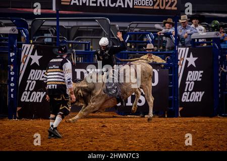 Arlington, Texas, États-Unis. 06th mars 2022. Arlington TX - 06 mars : Creek Young fait W20 tours de guerre pour 88 points pendant le rodéo américain à AT&T Arena à Arlington, Texas, États-Unis. (Photo de Matt Davies/PXImages) crédit : PX Images/Alamy Live News Banque D'Images