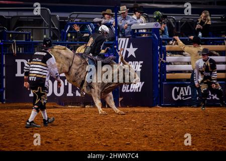 Arlington, Texas, États-Unis. 06th mars 2022. Arlington TX - 06 mars : Creek Young fait W20 tours de guerre pour 88 points pendant le rodéo américain à AT&T Arena à Arlington, Texas, États-Unis. (Photo de Matt Davies/PXImages) crédit : PX Images/Alamy Live News Banque D'Images