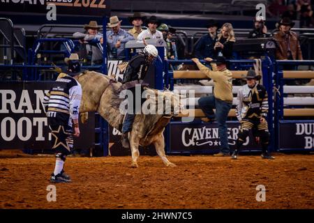 Arlington, Texas, États-Unis. 06th mars 2022. Arlington TX - 06 mars : Creek Young fait W20 tours de guerre pour 88 points pendant le rodéo américain à AT&T Arena à Arlington, Texas, États-Unis. (Photo de Matt Davies/PXImages) crédit : PX Images/Alamy Live News Banque D'Images