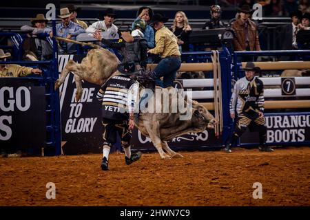 Arlington, Texas, États-Unis. 06th mars 2022. Arlington TX - 06 mars : Creek Young fait W20 tours de guerre pour 88 points pendant le rodéo américain à AT&T Arena à Arlington, Texas, États-Unis. (Photo de Matt Davies/PXImages) crédit : PX Images/Alamy Live News Banque D'Images