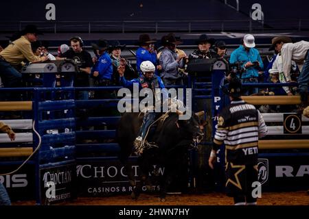 Arlington, Texas, États-Unis. 06th mars 2022. Arlington TX - 06 mars : Stetson Wright passe sur 39D Top Shelf pour 88,50 points pendant le rodéo américain à AT&T Arena à Arlington, Texas, États-Unis. (Photo de Matt Davies/PXImages) crédit : PX Images/Alamy Live News Banque D'Images