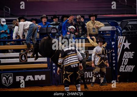 Arlington, Texas, États-Unis. 06th mars 2022. Arlington TX - 06 mars : Stetson Wright passe sur 39D Top Shelf pour 88,50 points pendant le rodéo américain à AT&T Arena à Arlington, Texas, États-Unis. (Photo de Matt Davies/PXImages) crédit : PX Images/Alamy Live News Banque D'Images