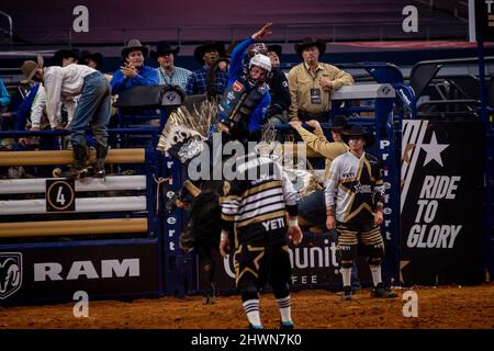 Arlington, Texas, États-Unis. 06th mars 2022. Arlington TX - 06 mars : Stetson Wright passe sur 39D Top Shelf pour 88,50 points pendant le rodéo américain à AT&T Arena à Arlington, Texas, États-Unis. (Photo de Matt Davies/PXImages) crédit : PX Images/Alamy Live News Banque D'Images