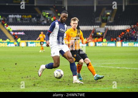 MKM Stadium, Hull, Angleterre - 5th mars 2022 semi Ajayi (6) de West Bromwich suivi par Keane Lewis-Potter (11) de Hull - pendant le jeu Hull City / West Bromwich Albion, EFL Championship 2021/22 MKM Stadium, Hull, Angleterre - 5th mars 2022 crédit: Arthur Haigh/WhiteRosePhotos/Alay Live News Banque D'Images