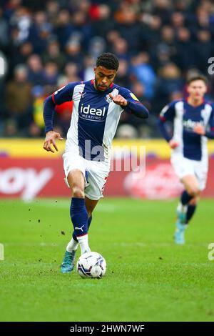 MKM Stadium, Hull, Angleterre - 5th mars 2022 Darnell Furlong (2) de West Bromwich - pendant le jeu Hull City / West Bromwich Albion, EFL Championship 2021/22 MKM Stadium, Hull, Angleterre - 5th mars 2022 crédit: Arthur Haigh/WhiteRosePhotos/Alay Live News Banque D'Images