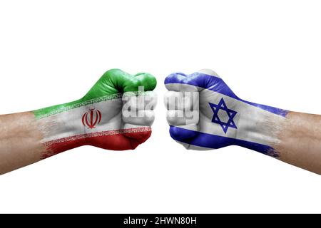 Deux mains poinçonner l'une à l'autre sur fond blanc. Les drapeaux de pays ont peint des poings, le concept de crise de conflit entre l'iran et israël Banque D'Images