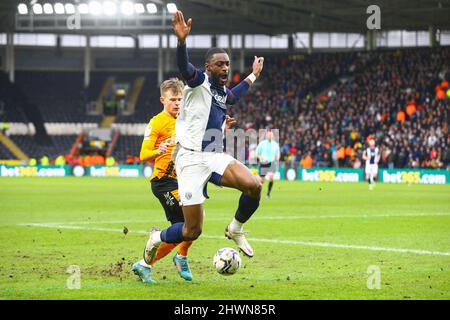 MKM Stadium, Hull, Angleterre - 5th mars 2022 semi Ajayi (6) de West Bromwich revendique une faute de Keane Lewis-Potter (11) de Hull - pendant le jeu Hull City / West Bromwich Albion, EFL Championship 2021/22 MKM Stadium, Hull, Angleterre - 5th mars 2022 crédit: Arthur Haigh/WhiteRosePhotos/Alay Live News Banque D'Images